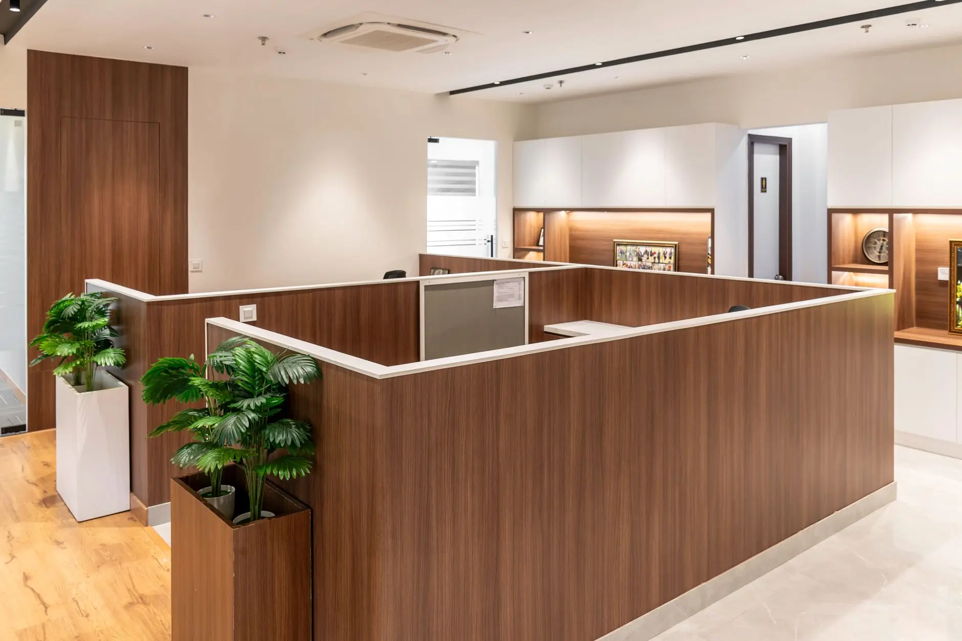 建筑裂缝修补施工流程解析：从病害诊断到环氧灌浆与碳纤维封闭