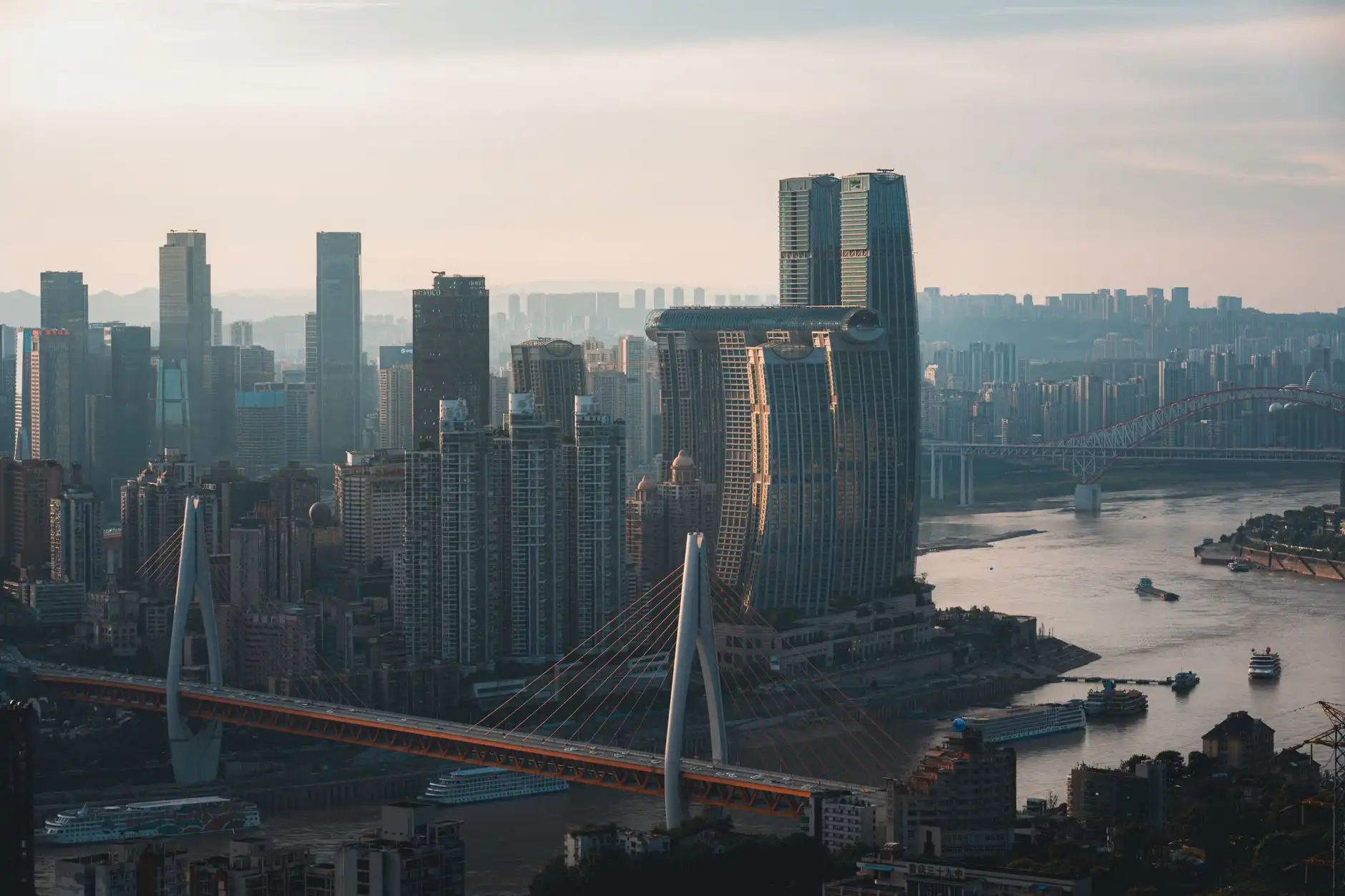 建筑加固裂缝修补与粘钢加固施工工艺对比分析