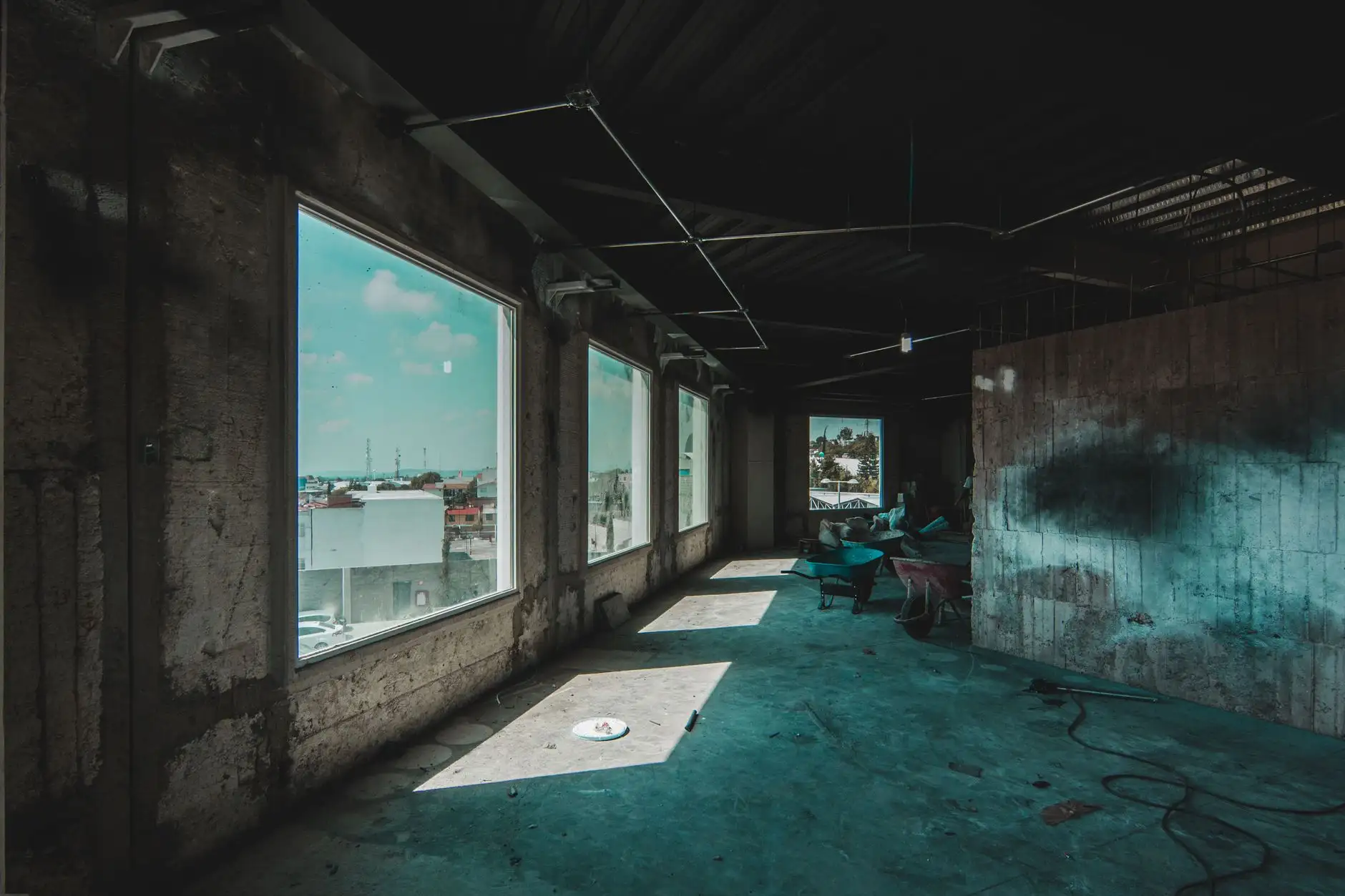 建筑加固技术解析:碳纤维加固与粘钢加固的适用场景与施工要点正文配图 2