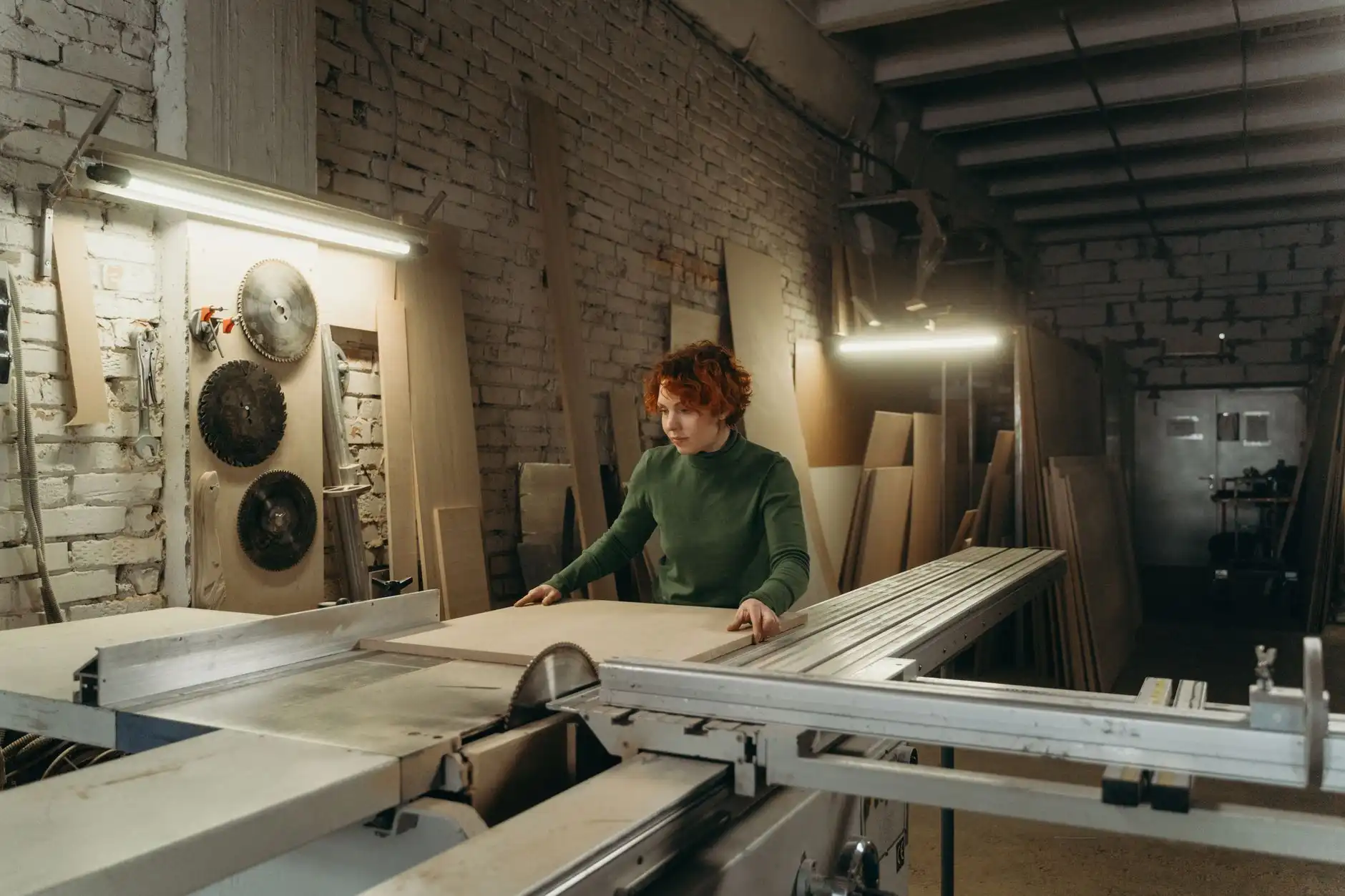 重庆老旧厂房裂缝修补与碳纤维加固方案设计要点