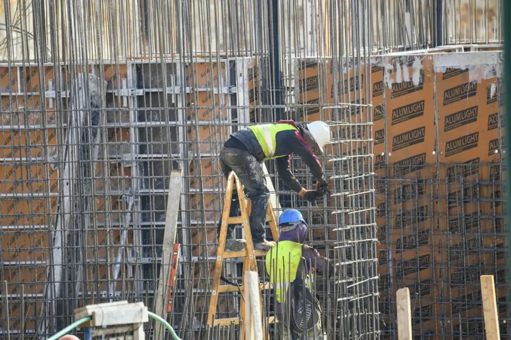 建筑裂缝修补施工流程解析：从裂缝成因判断到加固材料选型